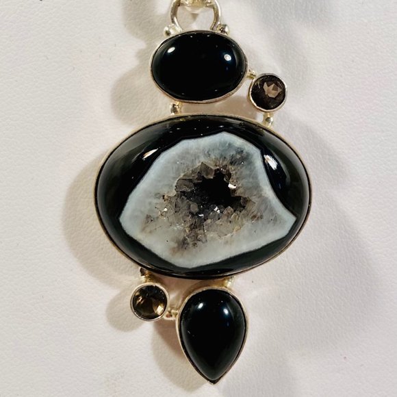 💖 Beautiful Genuine Black and White Geode Necklace - Choker Set 15 in. / NS45 - Picture 3 of 5